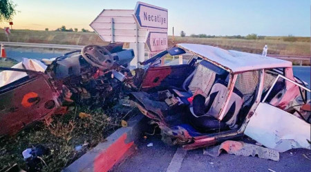 Kazada otomobil ikiye bölündü: 3 yaralı
