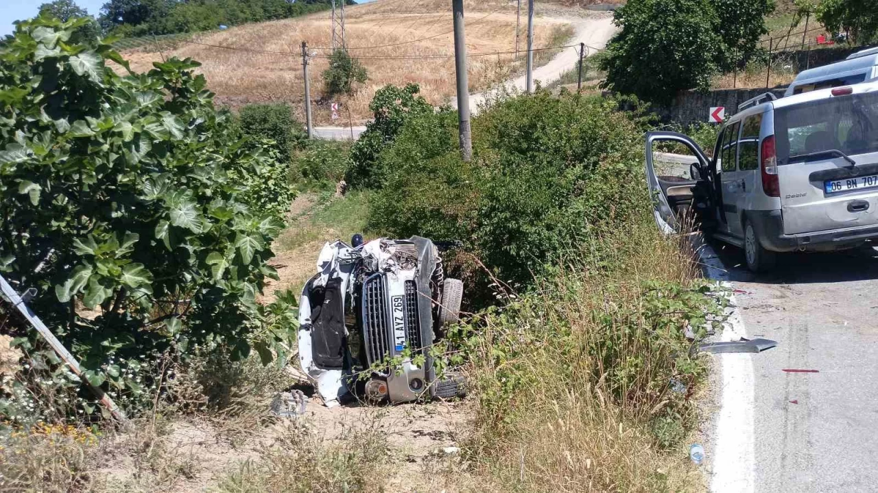 Kazadan kamak istedi, otomobili devrildi: 2 yaral