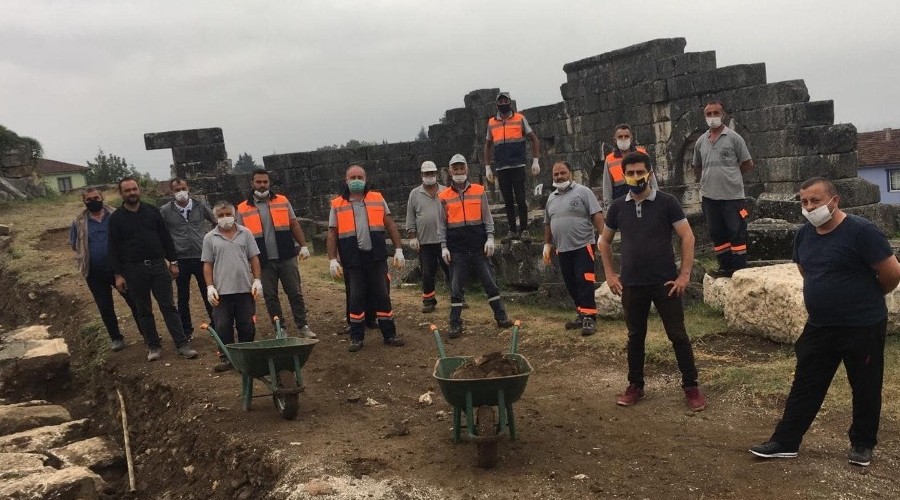 Kazı çalışmaları zor şartlarda da devam ediyor