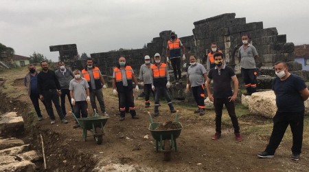 Kazı çalışmaları zor şartlarda da devam ediyor