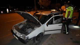 Kırıkkale'de orta refüje çarpan otomobil hurdaya döndü: 2 yaralı