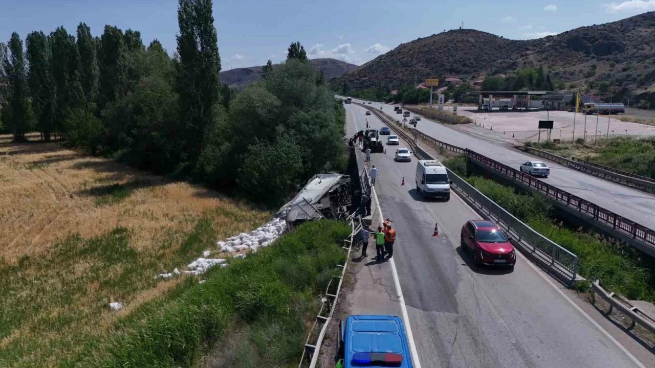 Kırıkkale'de un yüklü tır köprüden devrildi