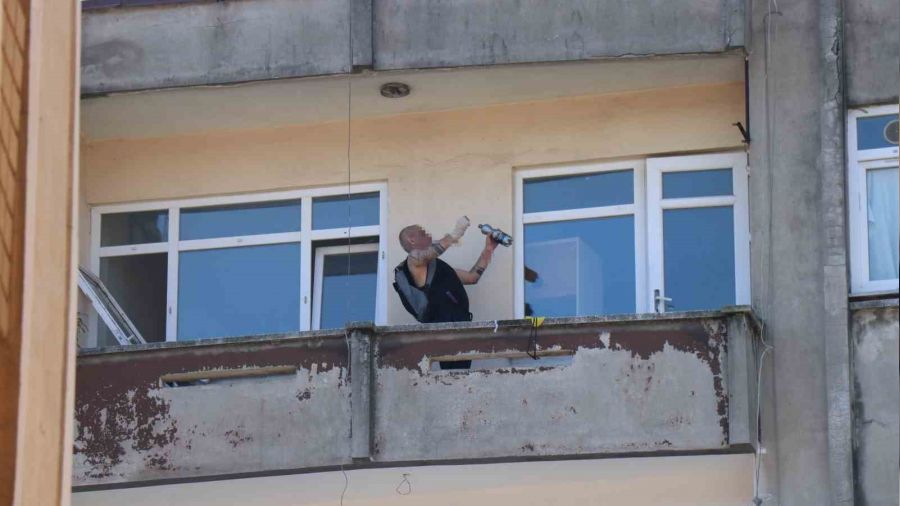 K�z arkada��n� rehin alan eski polis, tutukland�