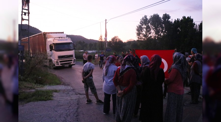K�zg�n mahalleli yolu kapat�p eylem yapt�
