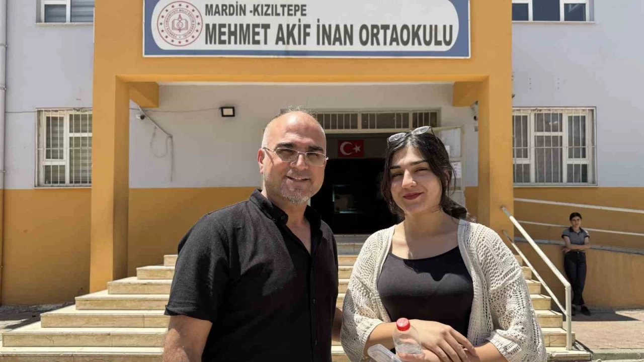 Kızına destek için YKS sınavına kızı ile girdi