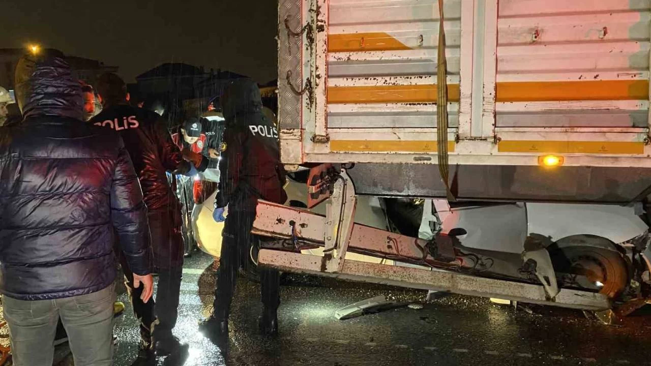 Kontrolden çıkan araç tırın altına girdi: 1 ölü, 2 yaralı