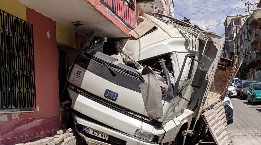 Kontrolden çıkan kamyon evin duvarına çarparak durabildi