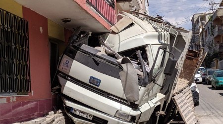 Kontrolden çıkan kamyon evin duvarına çarparak durabildi