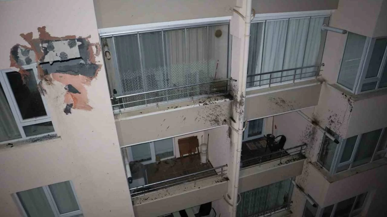 Kontrolden çıkan otomobil binanın 3'üncü katına çarptı