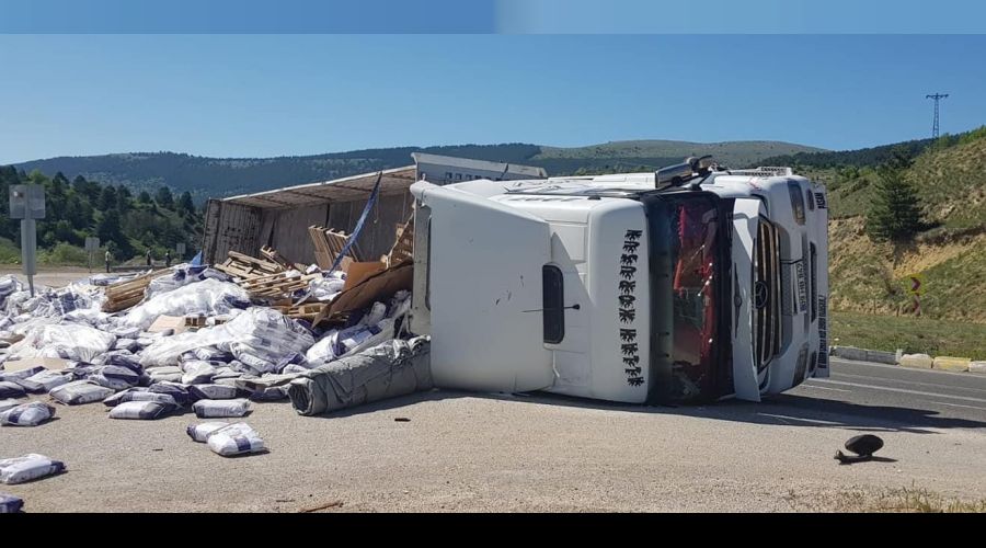 Kontrolden çıkan tır devrildi: 2 yaralı
