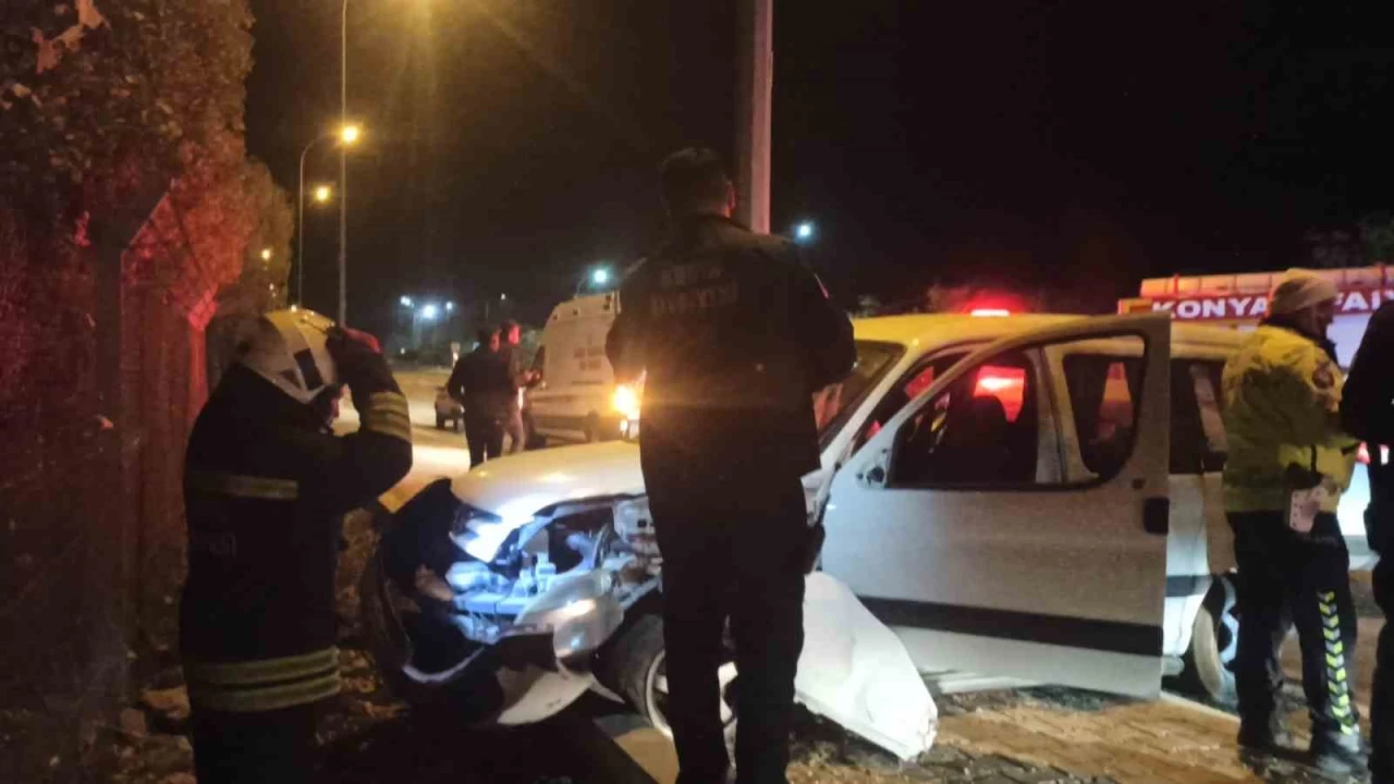 Konya'da hafif ticari araç ile otomobil çarpıştı: 2 yaralı