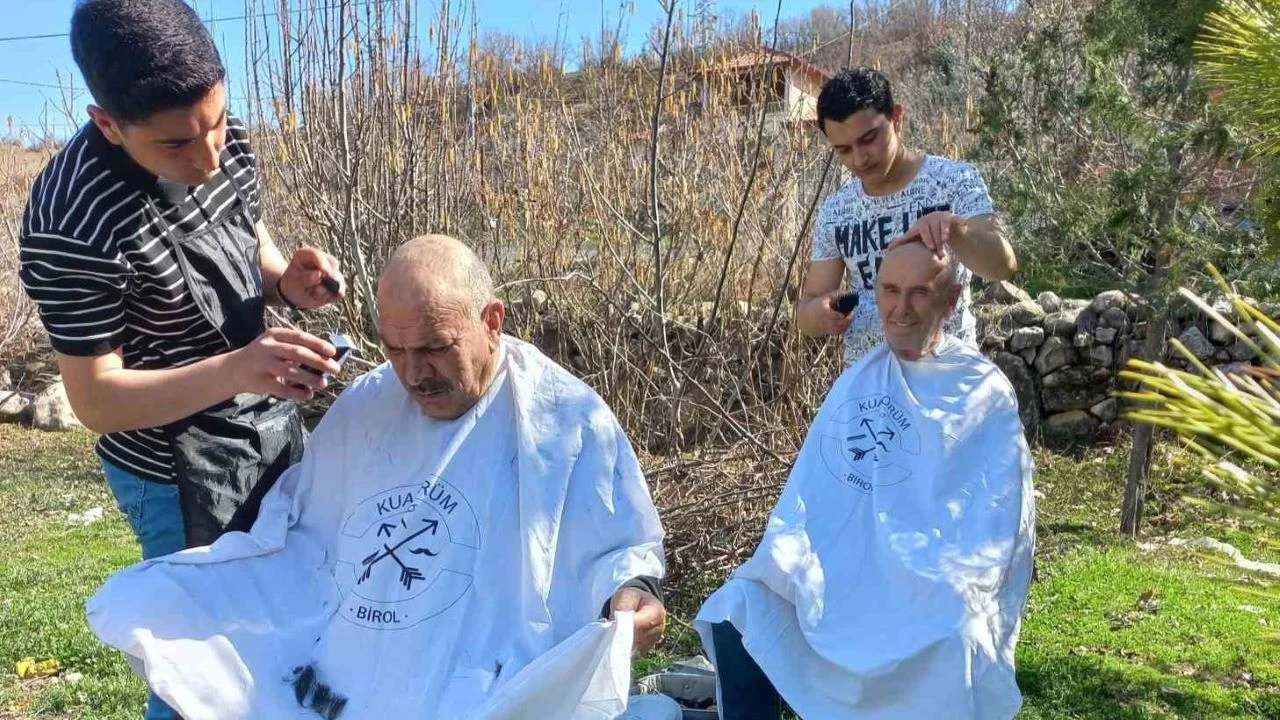 Köy köy dolaşıp yaşlıları ücretiz tıraş ettiler