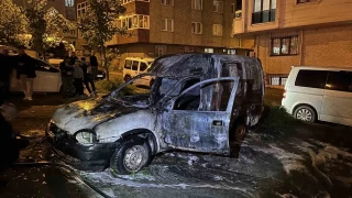 Kkekmece'de park halindeki ara alev alev yand