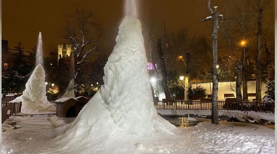 Kuğulu Park'ta fıskiyelerden çıkan su dondu