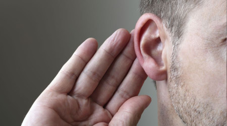 'Kulak sıvısı tedavi edilmezse işitme kaybı olabilir'