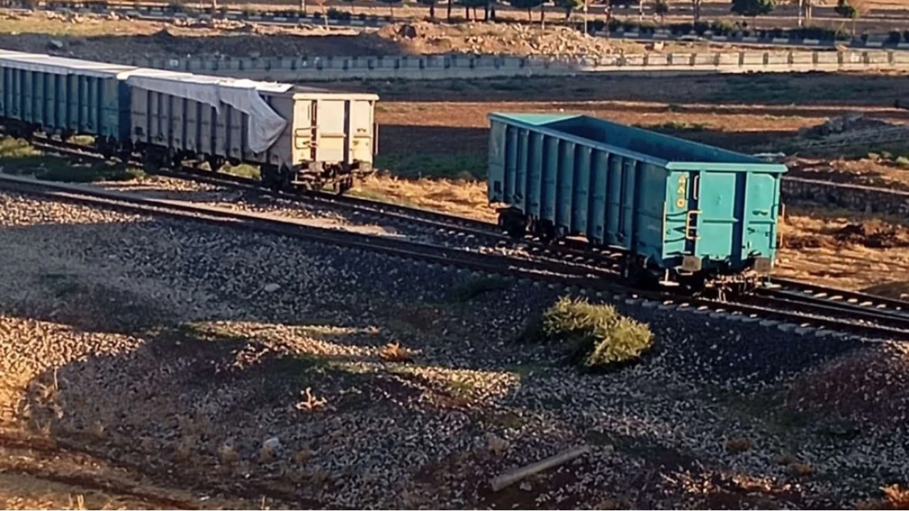 Kurtalan'da tren vagonu raydan kt