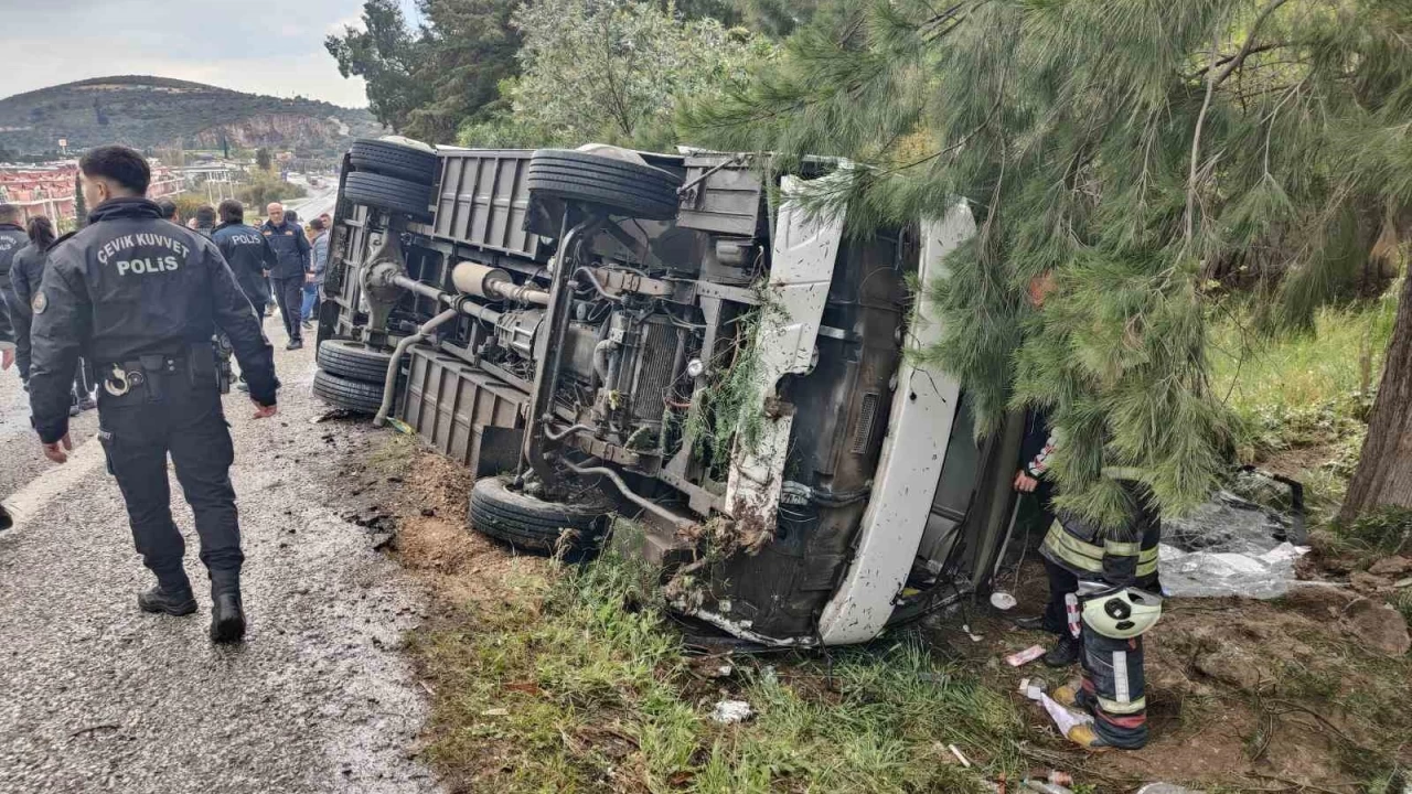 Ku�adas�'nda servis arac� devrildi: 12 yaral�