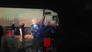 Kütahya'da tır, otomobilin üzerine devrildi: 1 ölü, 1 yaralı