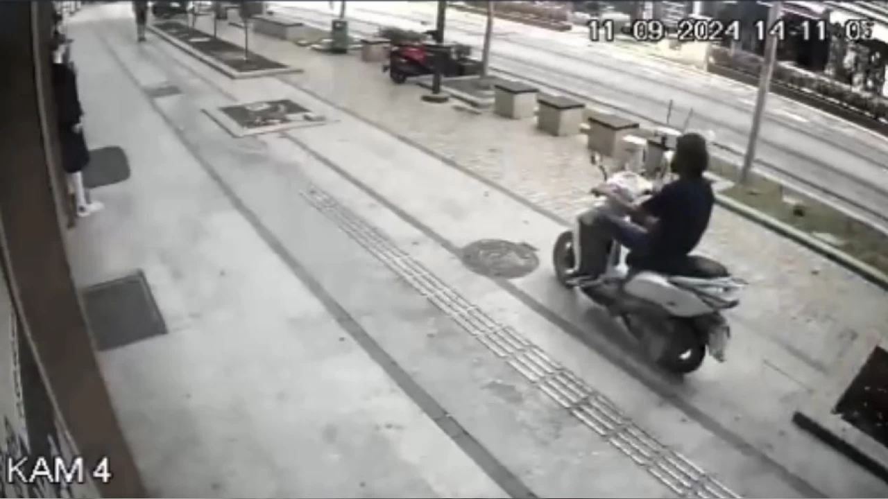 Kuyumcuyu soymaya çalışan hırsıza kurşun geçirmez cam şoku
