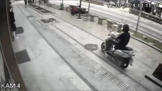 Kuyumcuyu soymaya çalışan hırsıza kurşun geçirmez cam şoku
