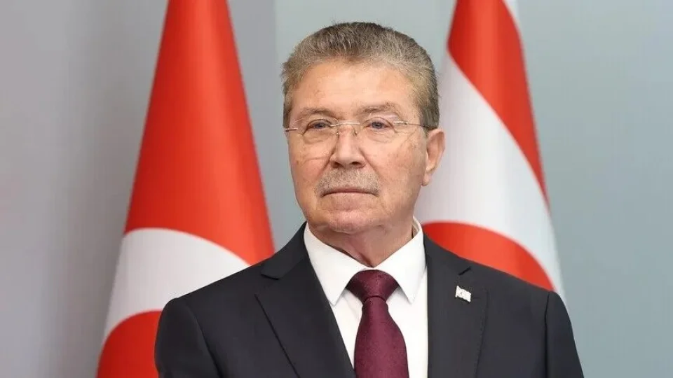 Kuzey Kıbrıs Türk Cumhuriyeti (KKTC) Başbakanı Ünal Üstel, Güney Kıbrıs Rum Yönetimi'nin (GKRY) son dönemde Kıbrıs Türk halkını hedef alan "sistematik baskı ve engelleme girişimlerini" şiddetle kınadı