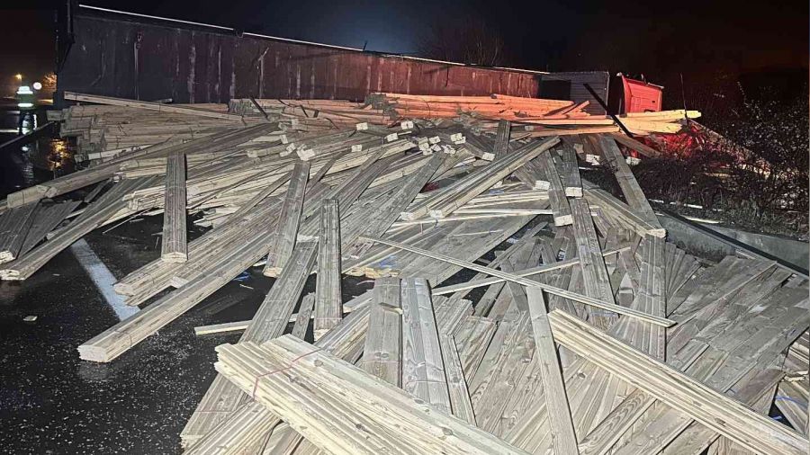 Lambri yüklü tır devrildi: Kastamonu-Sinop kara yolu ulaşıma kapandı