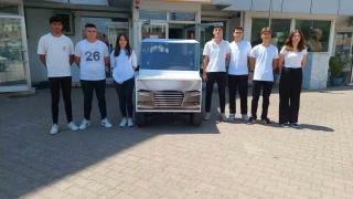 Liseliler hurda malzemeden akülü araba yaptı