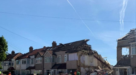 Londra'da gaz patlamasý nedeniyle bina çöktü: 1 ölü 3 yaralý