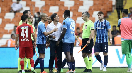 Maç bitti teknik direktör ile futbolcu birbirine girdi