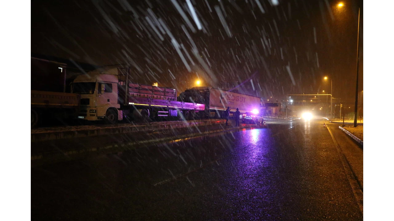 Malatya-Sivas kara yolunda ulaşım kar yağışı nedeniyle kontrollü sağlanıyor