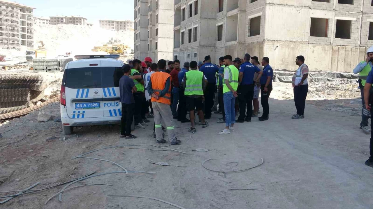 Malatya'da �antiye i��ileri aras�nda ta�l� sopal� kavga: 5 yaral�