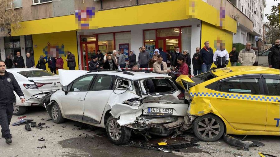 Maltepe'de 4 araçlı zincirleme kaza: 2 yaralı