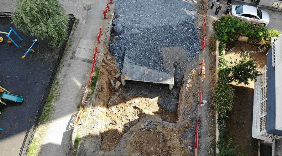 Maltepe'de kanalizasyon çalışması durdu, kazı alanı müsilaj doldu