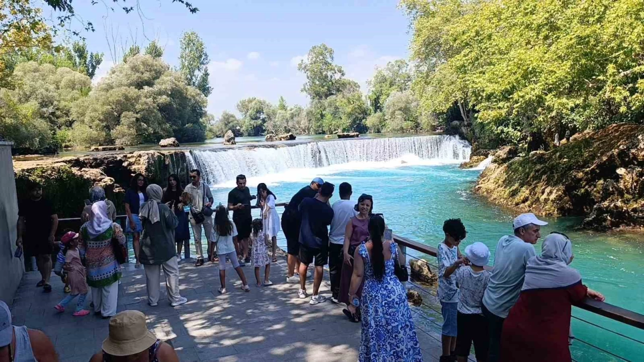 Manavgat Şelalesi'nde düşen su seviyesi ziyaretçileri şaşkına çevirdi