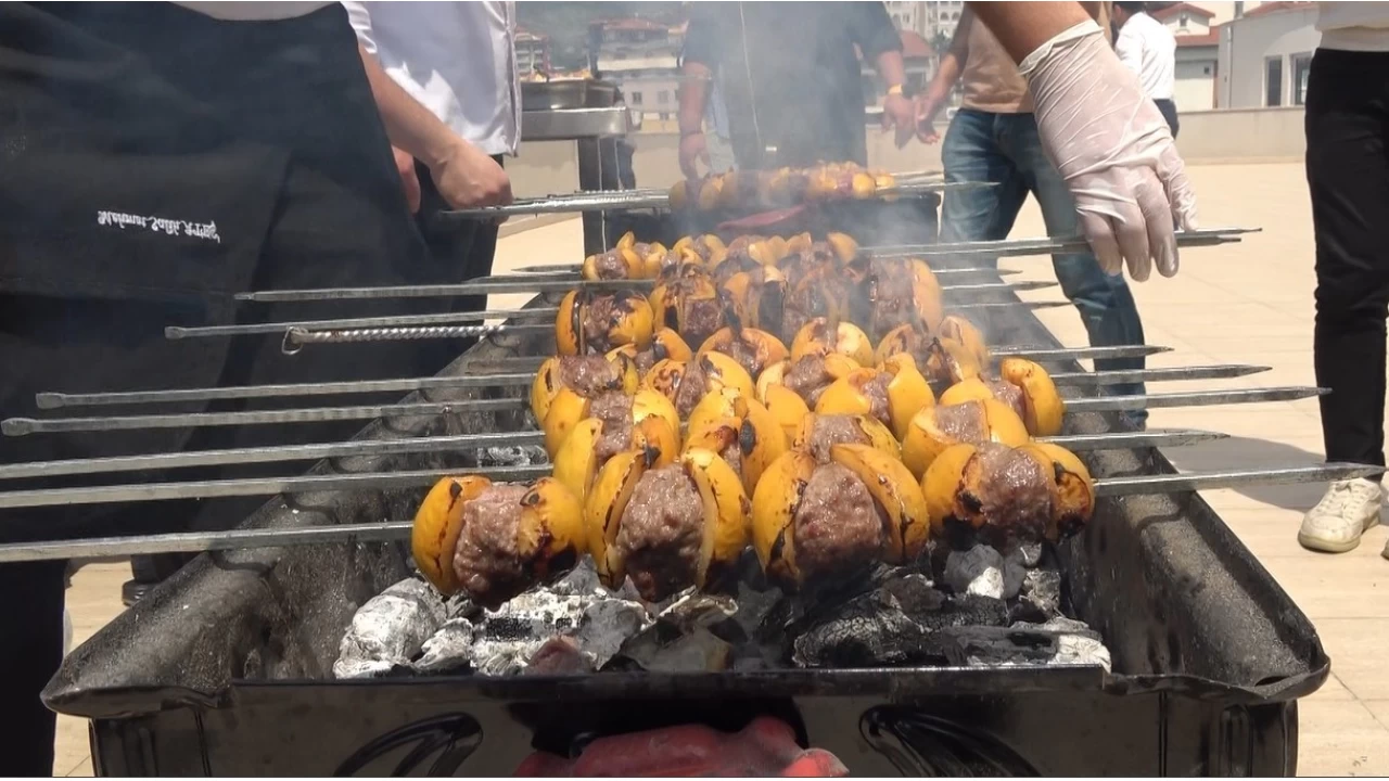 Mangallar yakıldı, muşmulanın da kebabı yapıldı