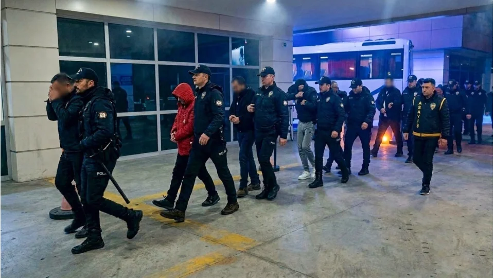 Manisa merkezli 6 ilde e� zamanl� doland�r�c�l�k operasyonu