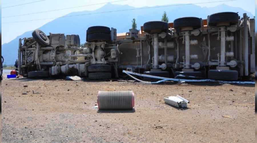 Manisa'da kum yüklü tır devrildi: 1 ölü