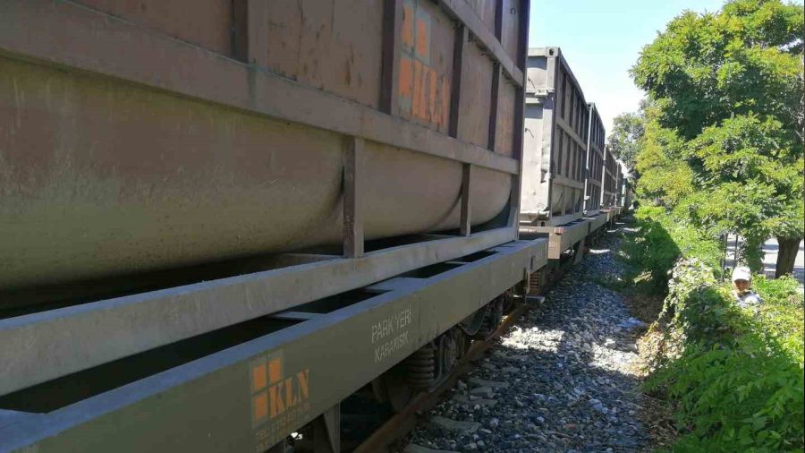 Manisa'da y�k trenin �arpt��� gen� hayat�n� kaybetti