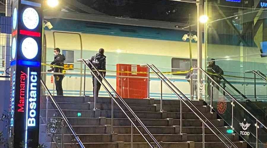 Marmaray Bostanc�'da tren raylar�na atlayan ki�i hayat�n� kaybetti