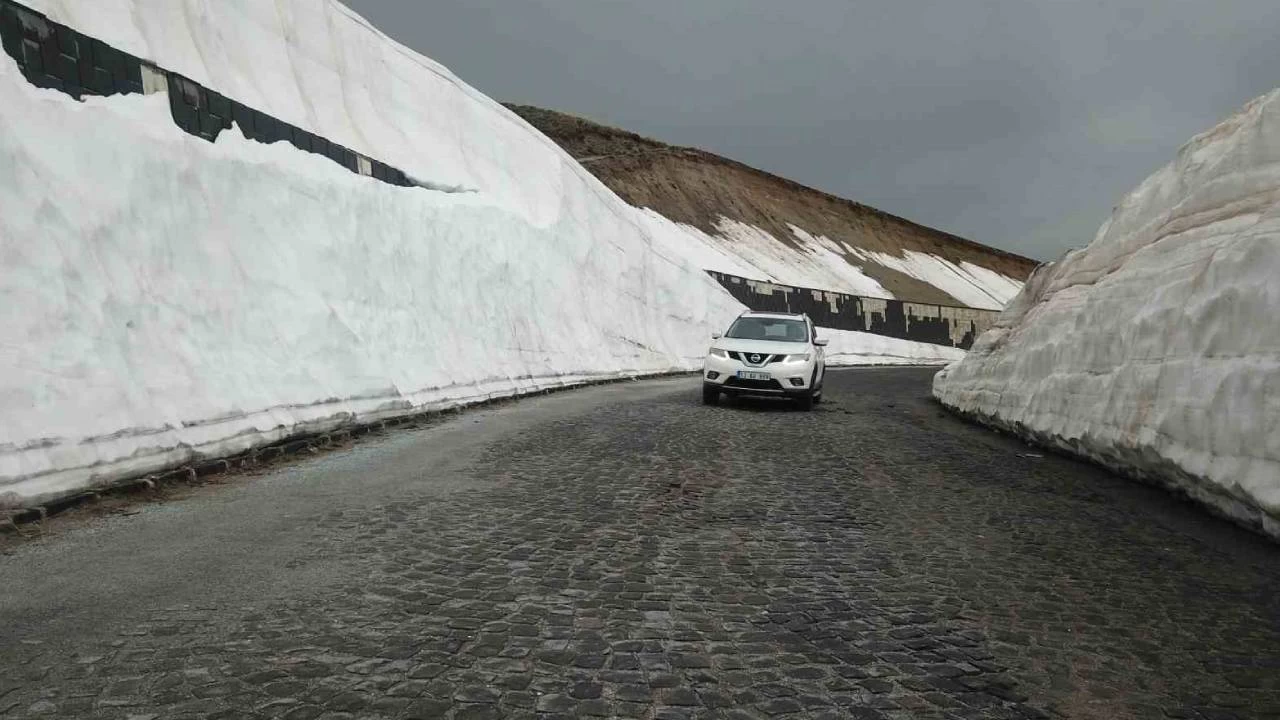 Mayıs'ta bile kar kalınlığı 5 metreyi buluyor