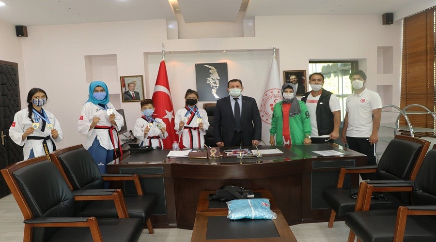 Melikgazi Belediyesi ��itme Engelliler Taekwondo tak�m�n�n ba�ar�s�