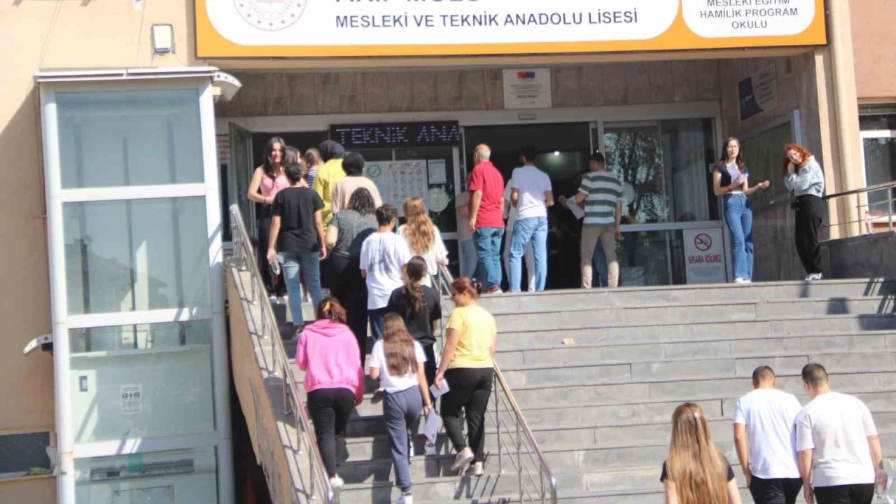 Memur olma hayallerini 1 dakikayla ka��rd�lar