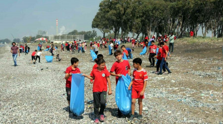 Mersin'de 300 öğrenci sahili temizledi
