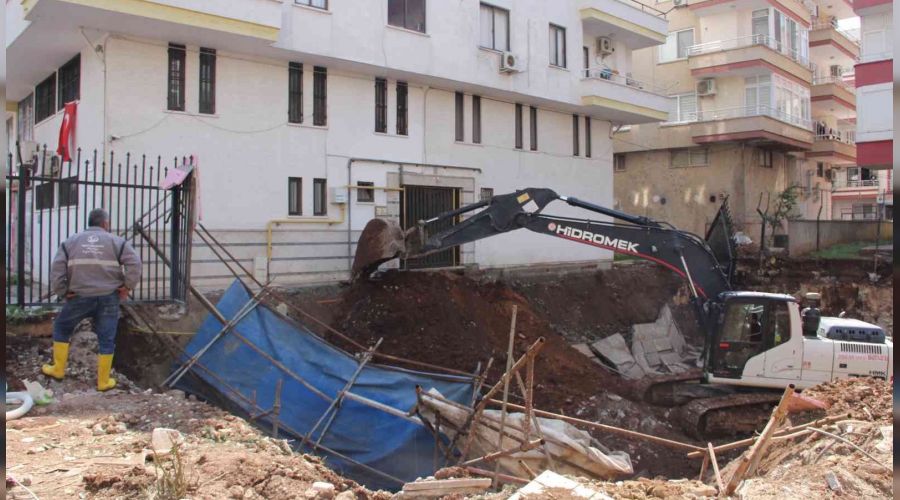 Mersin'de 4 katlı binanın girişi çöktü