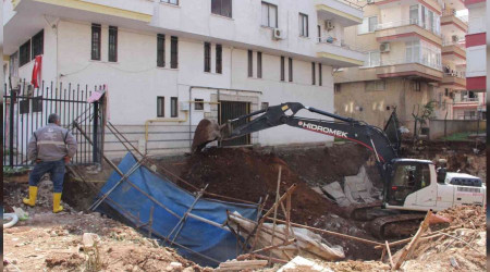 Mersin'de 4 katlı binanın girişi çöktü
