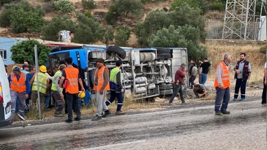 Mersin'de işçi servisi devrildi: 8 yaralı