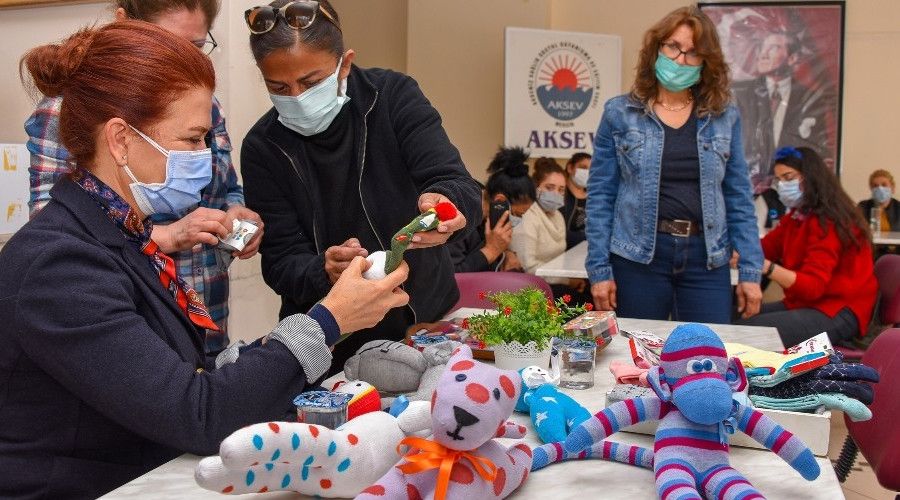 Mersin'de kad�nlar �oraptan oyuncak yap�p �retime kat�l�yor