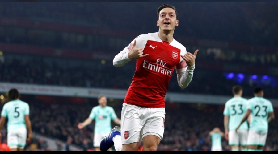 Mesut, Arsenal'den ayr�lmayacak