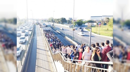 Metrobüs durağı doldu taştı