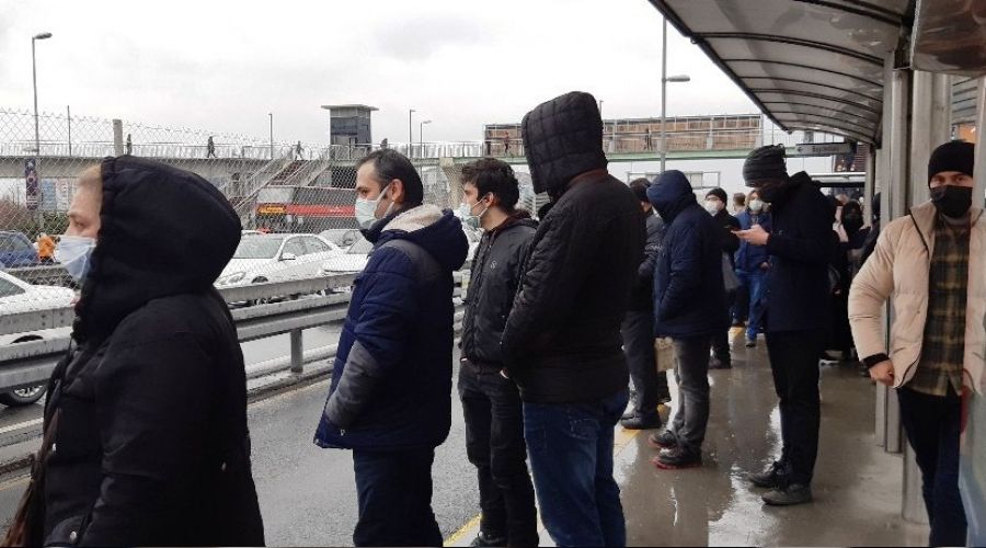 Metrobüste sosyal mesafesiz yolculuk